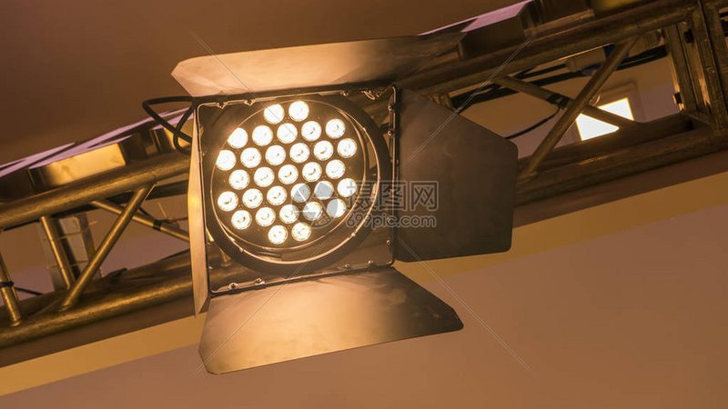 酒店工程面板灯亮度参数解析：如何挑选合适的产品